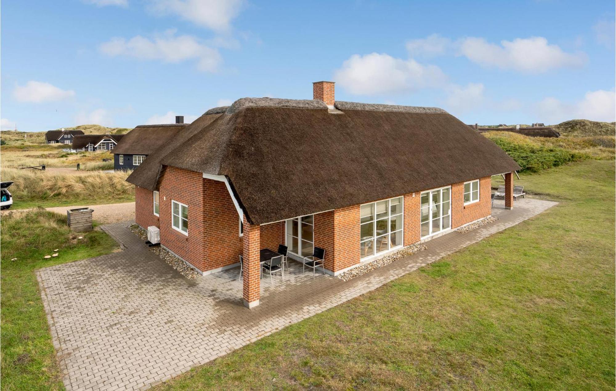 Amazing Home In Blavand With Wifi Extérieur photo