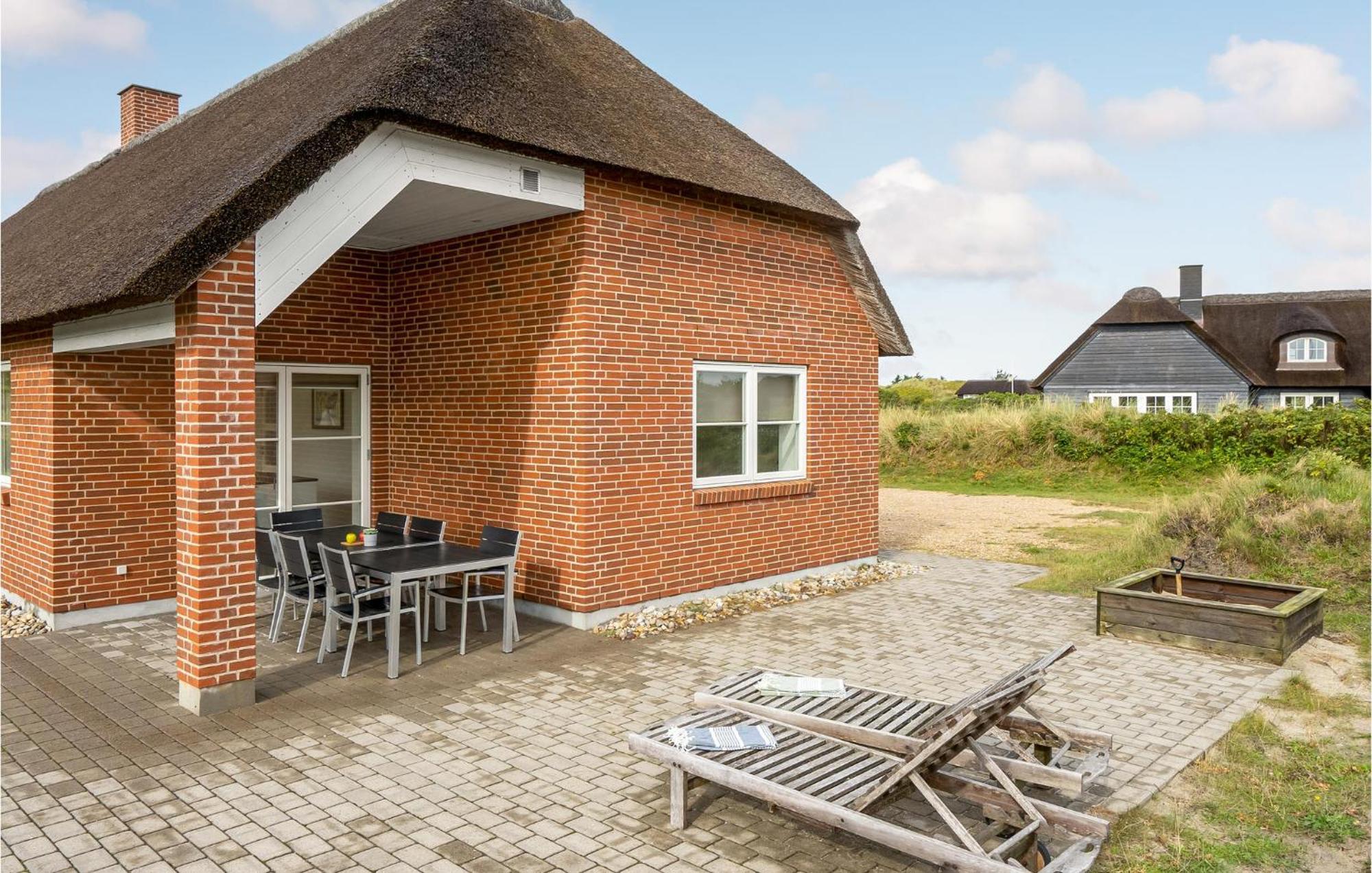 Amazing Home In Blavand With Wifi Extérieur photo